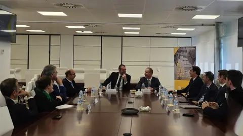 El presidente de Hefame, Enrique Ayuso, el consejero, Pedro Mart&iacute;nez, el director general, Javier L&oacute;pez, y el subdirector general, &Aacute;lvaro Solana, durante el encuentro con el al rector de la UPCT, Mathieu Kessler, en las instalaciones centrales de la cooperativa en Santomera. (Hefame)
