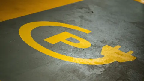 Punto de recarga para veh&iacute;culos el&eacute;ctricos. (ANFAC)