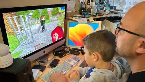 El investigador Daniel Guill&eacute;n utilizando el videojuego educativo desarrollado por la UCAM en Minecraft Education Edition para ense&ntilde;ar RCP. (UCAM)