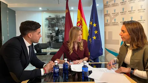 La consejera de Empresa, Marisa L&oacute;pez Arag&oacute;n, junto al director general de Consumo, Alberto S&aacute;nchez Campillo, y la decana del Colegio de Farmac&eacute;uticos de la Regi&oacute;n de Murcia, Paula Pay&aacute;. (CARM)