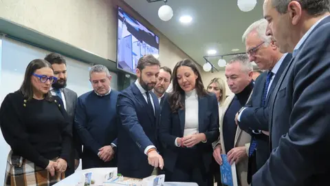 La consejera Carmen Conesa, con miembros de su equipo y alcaldes, ante la maqueta del estand de la Regi&oacute;n en Fitur 2025. (CARM)