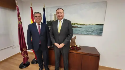 Imagen de la reuni&oacute;n entre el presidente de FAEPU, Carlos Bernab&eacute;, y el consejero de Medio Ambiente, Juan Mar&iacute;a V&aacute;zquez. (Asociaci&oacute;n de Empresarios de La Uni&oacute;n)