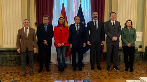 La consejera Sara Rubira con el ministro Luis Planas y los consejeros con competencias en pesca de Andaluc&iacute;a, Valencia, Baleares y Catalu&ntilde;a, en la reuni&oacute;n que se ha celebrado este mi&eacute;rcoles para abordar la situaci&oacute;n de la pesca de arrastre en el Mediterr&aacute;neo. (CARM)