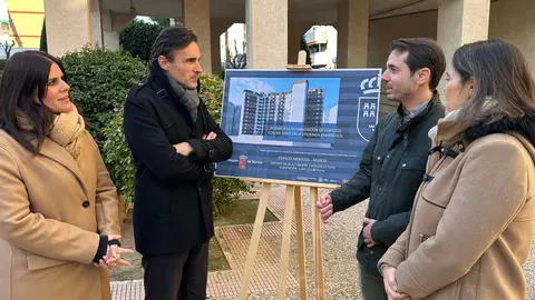El consejero de Fomento e Infraestructuras, Jorge Garc&iacute;a Montoro, en la visita al edificio Mendoza, beneficiado por las ayudas a la rehabilitaci&oacute;n de edificios residenciales. (CARM)