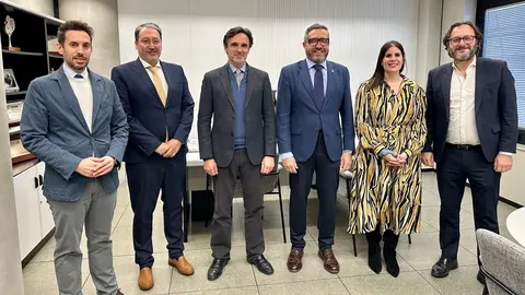 El consejero de Fomento e Infraestructuras, Jorge Garc&iacute;a Montoro, y el presidente de CROEM, Miguel L&oacute;pez Abad, y sus respectivos equipos, durante la reuni&oacute;n mantenida sobre el nuevo modelo de 'Vivienda Asequible de la Regi&oacute;n de Murcia'. (CARM)
