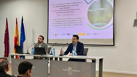 El director general de Uni&oacute;n Europea, Adri&aacute;n Zittelli, interviene en la inauguraci&oacute;n de la jornada. (CARM)