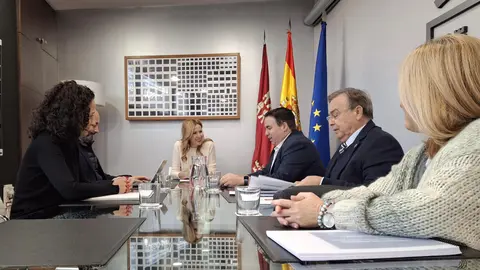Un momento de la reuni&oacute;n de la consejera de Empresa, Marisa L&oacute;pez, con el presidente de la Fundaci&oacute;n Isaac Peral, Alfonso Corbal&aacute;n, y con el director gerente de esta entidad, Patricio Valverde. (CARM)