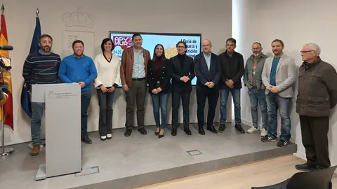 La consejera de Agricultura, Ganader&iacute;a y Pesca, Sara Rubira, junto a los organizadores de la Feria de Maquinaria y Nutrici&oacute;n Ap&iacute;cola durante la presentaci&oacute;n en la consejer&iacute;a. (CARM)