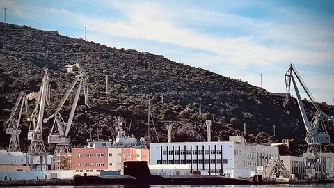 En el centro de la imagen el submarino S-80 en el puerto de Cartagena.