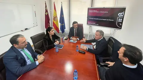 Un momento de la reuni&oacute;n entre el consejero de Fomento e Infraestructuras, Jorge Garc&iacute;a Montoro, y el presidente de la Asociaci&oacute;n de Promotores Inmobiliarios (Apirm), Jos&eacute; Ram&oacute;n Bl&aacute;zquez, (CARM)