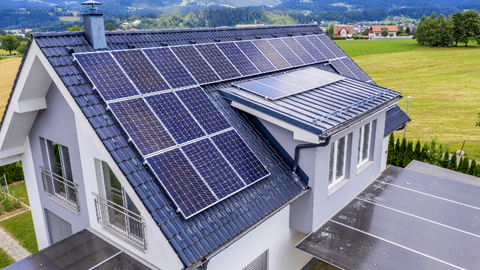Casa moderna con paneles solares instalados en el techo. Foto I Selectra.