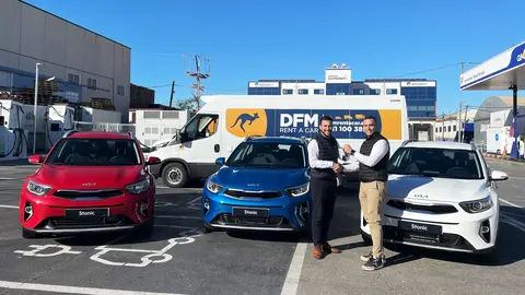 El responsable de Kia Empresas, Pedro S&aacute;nchez, entrega los veh&iacute;culos al responsable de compras de Grupo Disfrimur, Esteban Garc&iacute;a. (DFM Rent a Car)