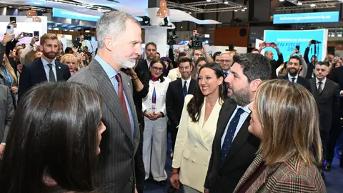 Los reyes de Espa&ntilde;a visitan el stand institucional de la Regi&oacute;n durante la jornada inaugural de Fitur. (CARM)