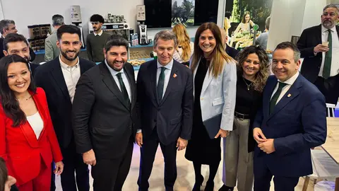 En el centro, la alcaldesa de Archena acompa&ntilde;ada de Feij&oacute;o y L&oacute;pez Miras en Fitur. (Ayuntamiento de Archena)