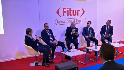 El concejal de Desarrollo Urbano y Ciudad Inteligente del consistorio murciano, Jos&eacute; Guill&eacute;n, durante su intervenci&oacute;n en la mesa redonda 'Vinculaci&oacute;n de los destinos con la Plataforma Inteligente de Destinos' en Fitur. (Ayuntamiento de Murcia)