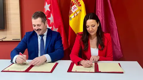 La consejera de Turismo de la Regi&oacute;n, Carmen Conesa, y el consejero de Turismo de la Comunidad de Madrid, Mariano de Paco, suscriben en Fitur un protocolo de colaboraci&oacute;n para el impulso tur&iacute;stico de los destinos. (CARM)