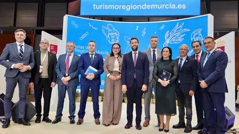 Los directores generales del Instituto de Turismo, Juan Francisco Mart&iacute;nez, y de Competitividad y Calidad Tur&iacute;sticas, Eva Reverte, con representantes de los municipios presentes en la Gu&iacute;a de Fiestas. (CARM)