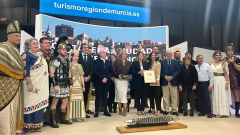 La consejera Carmen Conesa y la alcaldesa de Cartagena, Noelia Arroyo, en la presentaci&oacute;n en el estand de la Regi&oacute;n de las fiestas de Romanos y Cartagineses. (CARM)