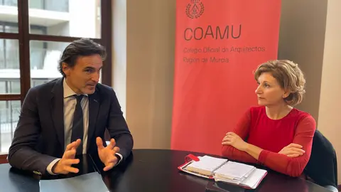 El consejero de Fomento e Infraestructuras, Jorge Garcia Montoro, y la decana-presidenta del Colegio Oficial de Arquitectos de la Regi&oacute;n de Murcia (COAMU), Mar&iacute;a Jos&eacute; Pe&ntilde;alver S&aacute;nchez, durante la reuni&oacute;n sobre el nuevo modelo de 'vivienda asequible' que impulsa el Ejecutivo regional. (CARM)