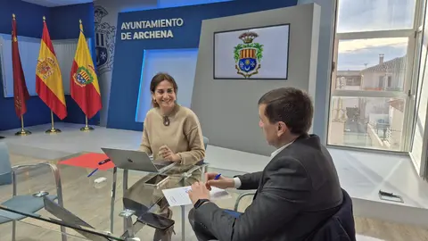 La alcaldesa de Archena, Patricia Fern&aacute;ndez, con el concejal de Gesti&oacute;n Econ&oacute;mica. (Ayuntamiento de Archena)