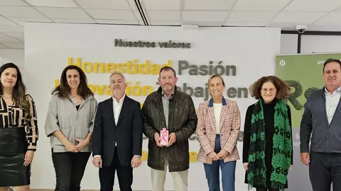 Hefame entrega los fondos recaudados con su gel solidario de &lsquo;ia&rsquo; a la Asociaci&oacute;n Contra el C&aacute;ncer. (Hefame)