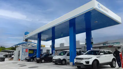 Imagen de una gasolinera d ela compa&ntilde;&iacute;a Ballenoil. (Carter Lane)