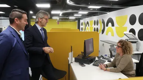 El consejero de Hacienda, Luis Alberto Mar&iacute;n, y el alcalde de Las Torres de Cotillas, Pedro Jos&eacute; Noguera, visitan las nuevas dependencias de la ATRM en la localidad. (CARM)