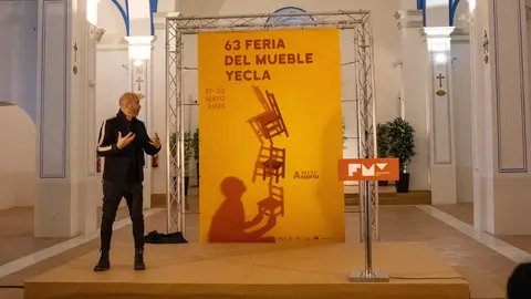 Lid&oacute; Rico durante la presentaci&oacute;n del cartel de la feria. (Feria del Mueble Yecla)