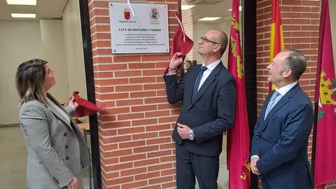 El consejero de Educaci&oacute;n y Formaci&oacute;n Profesional, V&iacute;ctor Mar&iacute;n, junto a la alcaldesa de Cartagena, Noelia Arroyo, y el director del CIFP de Hosteler&iacute;a y Turismo de Cartagena, Antonio Garc&iacute;a,  inauguran las nuevas instalaciones. (CARM)