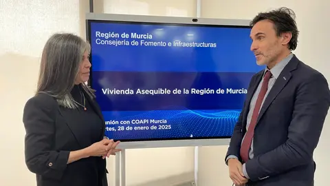 El consejero de Fomento e Infraestructuras y la presidenta del Colegio Oficial de Agentes de la Propiedad Inmobiliaria se re&uacute;nen para hablar de las medidas que prepara el Ejecutivo regional para ampliar la oferta de viviendas. (CARM)