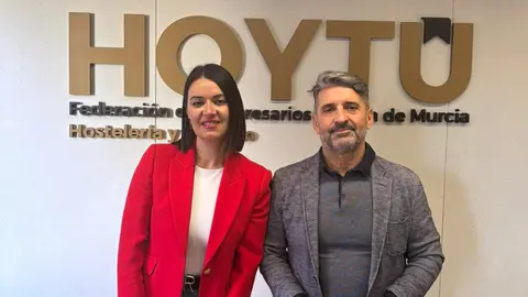 Imagen del presidente de la patronal, Jes&uacute;s Jim&eacute;nez, durante la firma del acuerdo con Sonia L&oacute;pez, gerente de la firma murciana. (HoyT&uacute;)