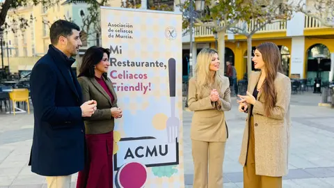 Las ediles de Sanidad y Hosteler&iacute;a del consistorio lorquino, Bel&eacute;n D&iacute;az y Mayte Mart&iacute;nez, junto a la presidenta de ACMU, Juana Alacid, y el presidente de Hostelor, Jes&uacute;s Abellaneda, en la presentaci&oacute;n de la iniciativa. (Ayuntamiento de Lorca)