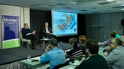 Un momento del caf&eacute; cooperativo de Ucomur junto a Ariel Guarco. (Ucomur)