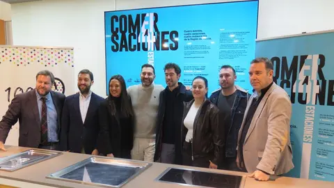 La consejera Carmen Conesa, con participantes en el acto de presentaci&oacute;n de 'Comersaciones'. (CARM)