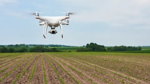 Un dron de uso agr&iacute;cola. (Freepik)