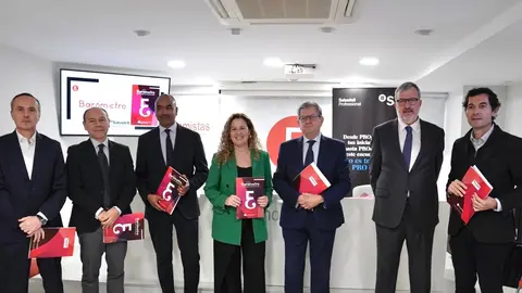 Imagen de familia durante la presentaci&oacute;n de la 36&ordf; edici&oacute;n del Bar&oacute;metro del Colegio de Economistas de la Regi&oacute;n. (Colegio de Economistas)