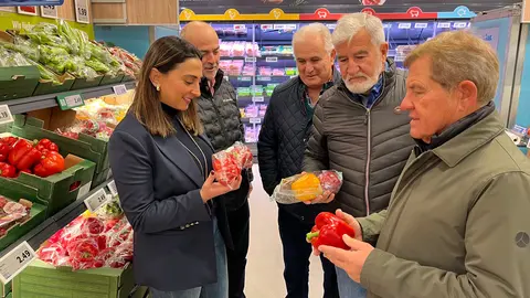 La consejera Sara Rubira en un supermercado de Berl&iacute;n donde se comercializan productos hortofrut&iacute;colas de la Regi&oacute;n de Murcia. (CARM)