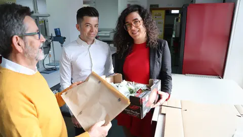 La nueva doctora por la UPCT, junto a los directores de su tesis, con los envases de cart&oacute;n y papel que alargan la vida &uacute;til de frutas y hortalizas. (UPCT)