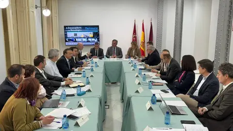 El consejero de Medio Ambiente, Universidades, Investigaci&oacute;n y Mar Menor, Juan Mar&iacute;a V&aacute;zquez, preside la mesa de trabajo M&aacute;s Innovadora y Tecnol&oacute;gica, celebrada en Cartagena en el marco del desarrollo del Plan Industrial de la Regi&oacute;n de Murcia. (CARM)