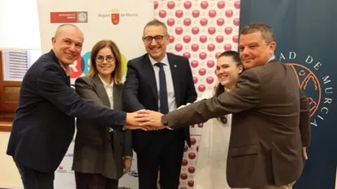 De izquierda a derecha: Longinos Mar&iacute;n, Mariola Palaz&oacute;n, Jos&eacute; Luj&aacute;n, Fuensanta Velasco y Tono Bernal, en la firma del convenio entre la UMU y El Ciruelo. (UMU)