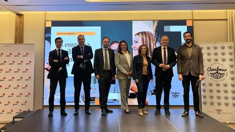 Imagen de Jaime Moscard&oacute;, Fernando L&oacute;pez, Jos&eacute; Abad, Nataly Ramos, Inmaculada S&aacute;nchez, Javier Celdr&aacute;n y To&ntilde;o Santa Cruz durante la jornada &lsquo;La empresa familiar: un an&aacute;lisis 360&ordm;&rsquo;. (Portavoz)