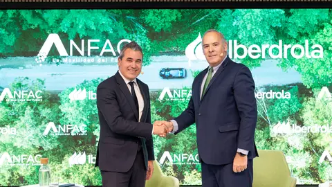 Imagen del presidente de ANFAC, Josep Mar&iacute;a Recasens, junto a Mario Ru&iacute;z-Tagle, CEO de Iberdrola, durante la firma del acuerdo. (Iberdrola)