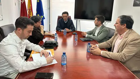 Un momento de la reuni&oacute;n entre el consejero de Fomento e Infraestructuras, Jorge Garc&iacute;a Montoro, con la presidenta de FAMDIF, Carmen Gil. (CARM)