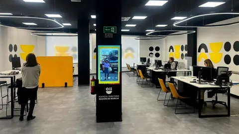 El modelo de las oficinas 'store' apuesta por los espacios abiertos y accesibles y una atenci&oacute;n personalizada. (CARM)
