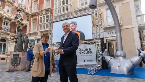 Bel&eacute;n Romero, concejala de Comercio, y Andr&eacute;s Mart&iacute;nez, gerente de Hidrogea, en una de las colaboraciones. (Ayuntamiento de Cartagena)