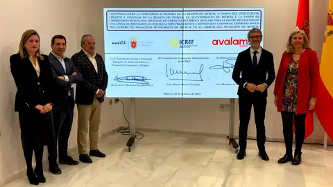 Un momento de la firma del convenio de colaboraci&oacute;n entre el Gobierno regional, el ayuntamiento de Murcia y Av&aacute;lam. (CARM)