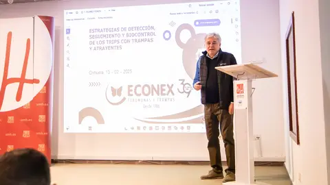 Francisco Mart&iacute;nez, director general de Econex, durante su intervenci&oacute;n en las jornadas '&Uacute;ltimos avances para el control integrado de los nuevos trips invasores en cultivos mediterr&aacute;neos', en la Universidad de Elche. (Fidedigno)