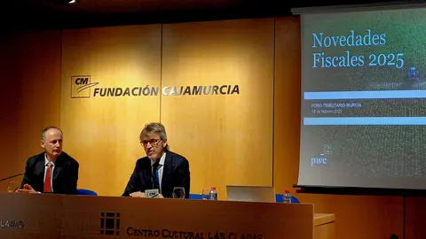 Javier Celdr&aacute;n, director de PwC en Murcia, y Luis Alberto Mar&iacute;n, consejero de Econom&iacute;a, en el Foro Tributario Regi&oacute;n de Murcia 2025. (CARM)