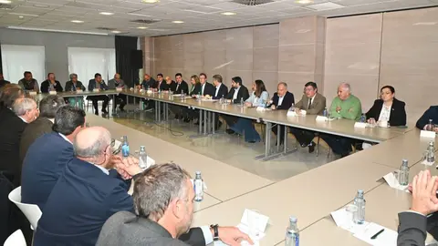 Reuni&oacute;n del l&iacute;der nacional del PP, Alberto N&uacute;&ntilde;ez Feij&oacute;o, con el sector agrario regional. (L&oacute;pez Miras/Twitter)