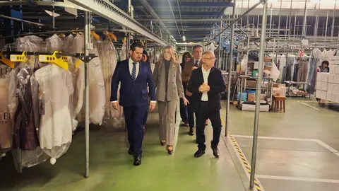 La consejera de Empresa, Marisa L&oacute;pez Arag&oacute;n, durante la visita a las instalaciones de Mori Lee en Lorca. (CARM)